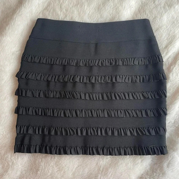 Black stretch bandage  mini skirt‎ with ruffles - Picture 3 of 5